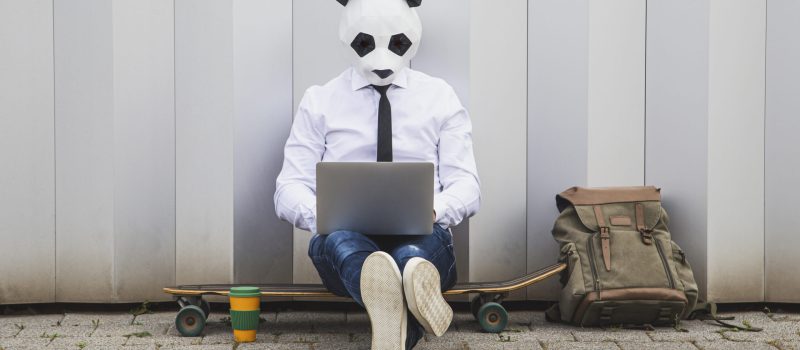 Se você está começando a programar em Python e quer entender mais sobre análise de dados, é provável que já tenha ouvido falar do Pandas. Mas o que exatamente é essa biblioteca? Qual a relação dela com Python? E por que tantos analistas e cientistas de dados a utilizam?