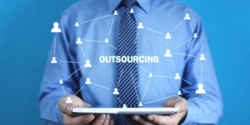 O outsourcing, ou alocação de mão de obra, consiste na contratação de uma empresa para prestar serviços especializados dentro da sua organização.