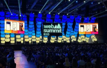 Com um olhar sobre a evolução da tecnologia sul-americana e como o Brasil está se mantendo firme em meio à crise de financiamento na América Latina, apoiando todo o ecossistema de startups que vem surgindo no país, o Web Summit Riorealmente impressionou por seus números. Neste ano, o evento reuniu mais de 34.000 pessoas no Riocentro, incluindo mais de 500 palestrantes e 1.000 startups.