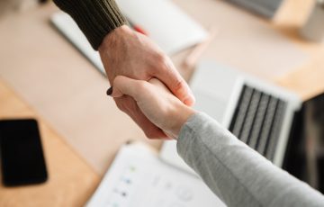 O mercado de tecnologia exige que os profissionais se adaptem e busquem atualização contínua para se manterem competitivos. No entanto, imprevistos podem acontecer, como a perda do emprego ou a necessidade de se afastar do mercado por algum tempo.Neste artigo trouxemos as principais estratégias para garantir sua empregabilidade na área, mesmo diante de pausas na carreira.