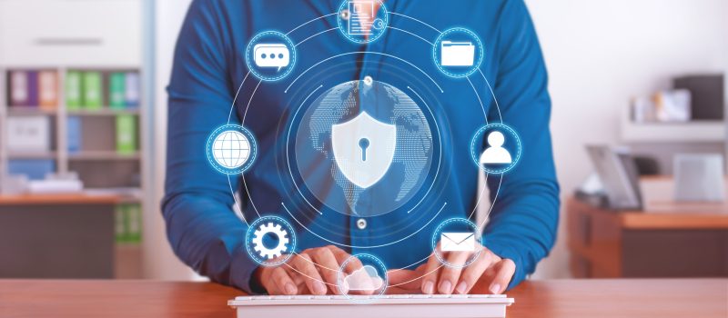 Em um mundo onde quase tudo já pode ser digital, onde dados massivos são processados online e a tecnologia avança para o bem e para o mal, a segurança cibernética se tornou uma questão crítica para empresas de todos os portes. Ameaças cibernéticas estão cada vez mais sofisticadas, colocando em risco dados confidenciais, sistemas de informação e a reputação das empresas.